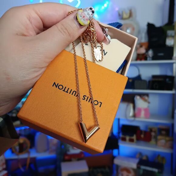 Louis Vuitton Jewelry - NIB Louis Vuitton Gold Plated Essential “V” Classic Necklace